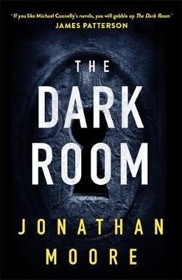 THE DARK ROOM | 9781409165040 | JONATHAN MOORE