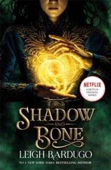 SHADOW AND BONE (THE SHADOW AND BONE TRILOGY 1) | 9781510109063 | LEIGH BARDUGO