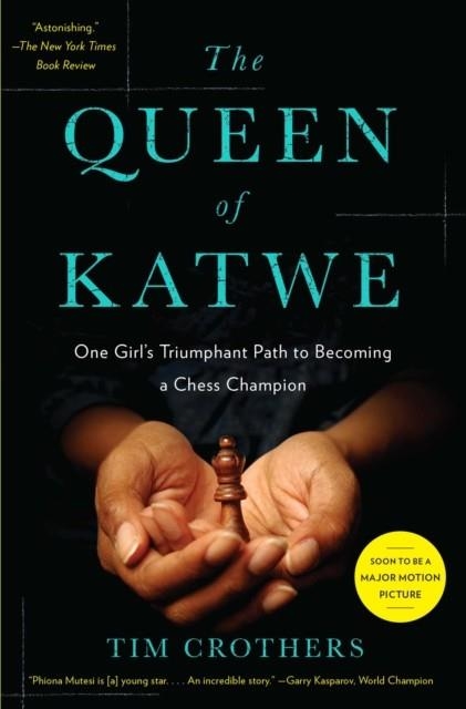 THE QUEEN OF KATWE: ONE GIRL'S TRIUMPHANT PATH TO BECOMING A CHESS CHAMPION | 9781451657821 | TIM CROTHERS