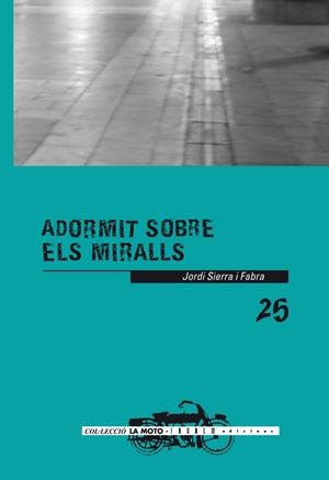 ADORMIT SOBRE ELS MIRALLS | 9788415554127